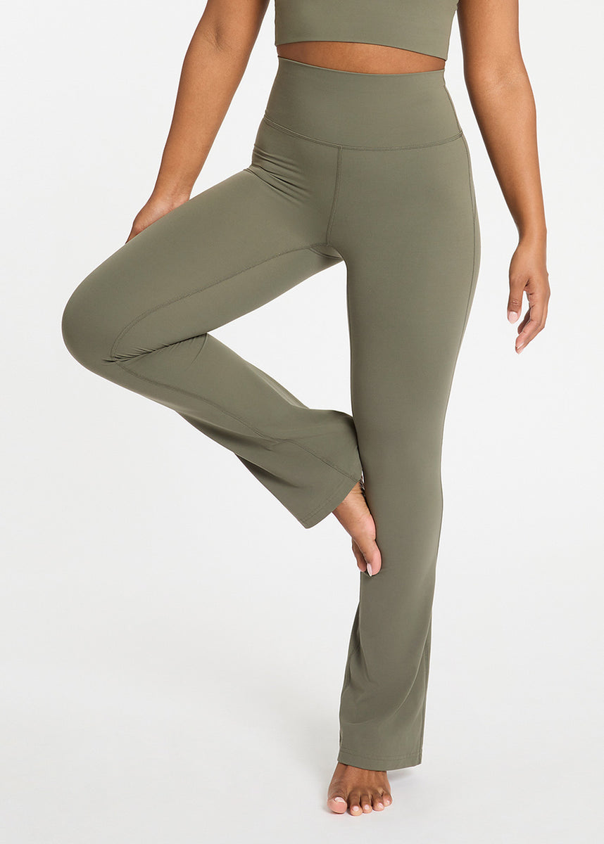 UO Rosie High-Waisted Ribbed Flare Pant